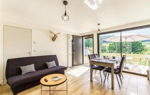 Beautiful Apartment In Montrozier With Outdoor Swimming Pool, Wifi And 1 Bedrooms
