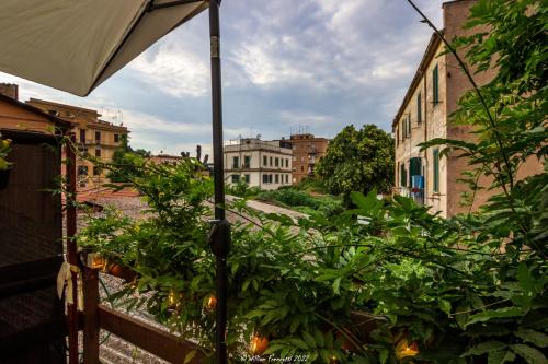 vista su una strada con edifici e ombrellone di Chiaro di Luna - Casa Vacanze a Roma