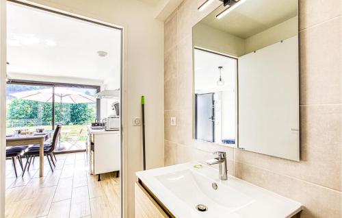 Un baño de Beautiful Apartment In Montrozier With Wifi