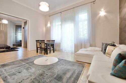 sala de estar con sofá blanco y mesa en Premium Apartment by Hi5 - Lendvay Palace en Budapest