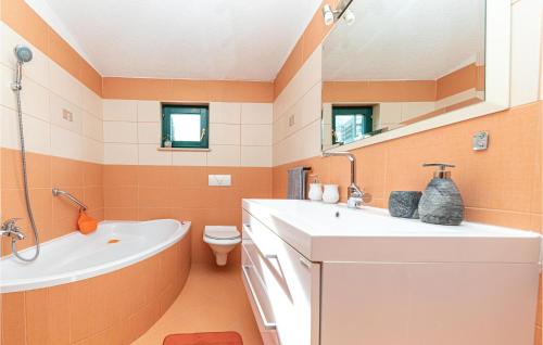 Um banheiro em Beautiful Apartment In Mastrinka With House Sea View