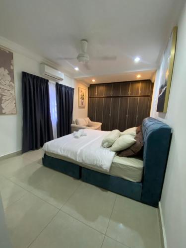 - une chambre avec un grand lit dans l'établissement Villa Ad Homestay, à Ampang
