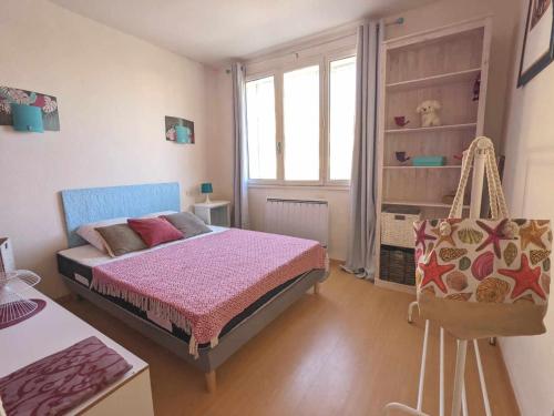 une petite chambre avec un lit et une fenêtre dans l'établissement Vue mer et Vacances à Frontignan plage, à Frontignan
