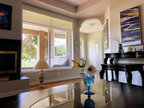 Gambar di galeri bagi Spacious and quiet garden view room di Kelowna