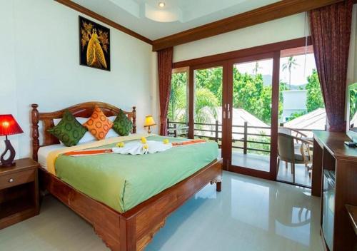 1 dormitorio con 1 cama y balcón en Starlight Resort Koh Phangan, en Thong Nai Pan Yai