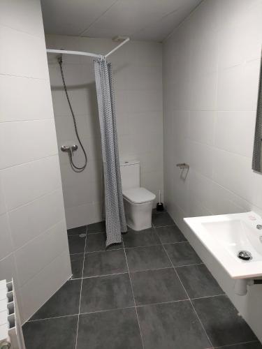 uma casa de banho com um WC, um lavatório e um chuveiro em Apartamento en Bilbao con Wifi al lado del metro em Bilbau