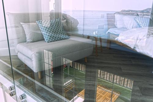 Posezení v ubytování Spectacular Beachfront Duplex on the Mediterranean - Caleta, Catalan Bay