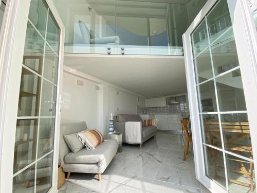 Posezení v ubytování Spectacular Beachfront Duplex on the Mediterranean - Caleta, Catalan Bay