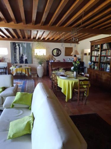 un salon avec un canapé et une table dans l'établissement Chambres d'hôtes Le Moulin Juste Ambierle - Loire, à Ambierle