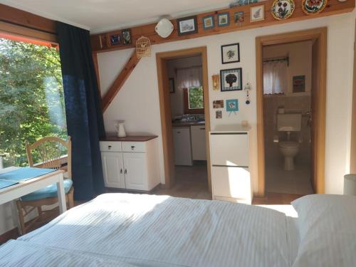 ein Schlafzimmer mit einem Bett und ein Badezimmer mit einem Waschbecken in der Unterkunft Nad Lahinjo in Gradac