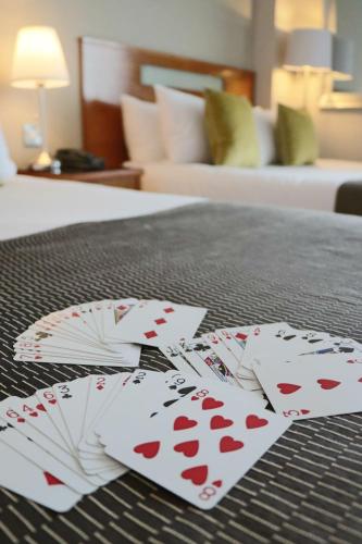 Postel nebo postele na pokoji v ubytování Raheen Woods Hotel