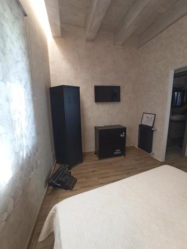 - une chambre avec un lit et une télévision à écran plat dans l'établissement Chiaro di Luna - Casa Vacanze, à Rome