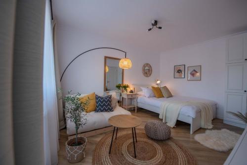 um quarto com duas camas e uma mesa em Cozy Little Place em Sighetu Marmaţiei