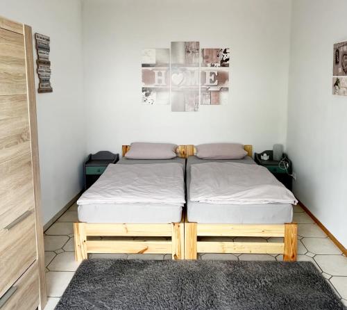 un letto in una camera con un telaio di Ferienwohnung Staufenberg a Staufenberg
