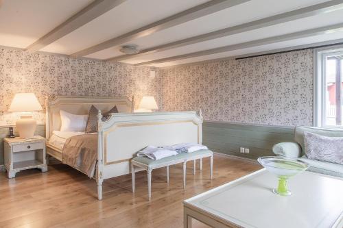 a bedroom with a bed and a couch at Stufvenäs Gästgifveri in Söderåkra