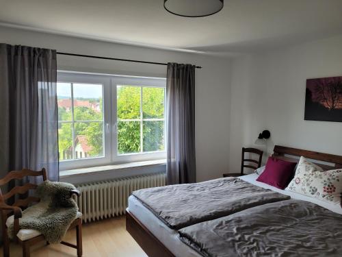 מיטה או מיטות בחדר ב-Ferienwohnung Kraichgaublick