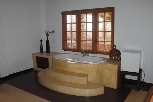 A bathroom at Solomon Beach Hotel