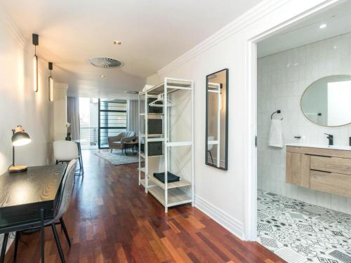 y baño con escritorio, lavabo y espejo. en Heriot Properties Units 19 & 20, en Johannesburgo