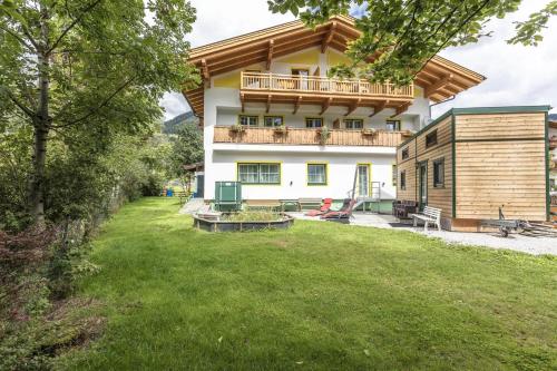 an exterior view of a house with a yard at Haus Garten An der Sonne in Niedernsill