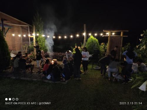 un gruppo di persone sedute nel cortile di notte di Ecobromo a Pasuruan