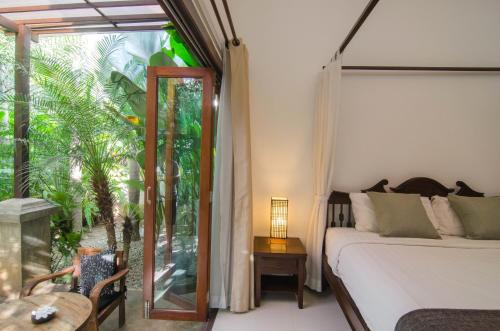 Tempat tidur dalam kamar di Tolani Southgate Villa Chiang Mai