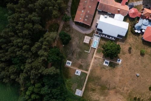 an overhead view of a yard with a building and trees at Stufvenäs Gästgifveri in Söderåkra