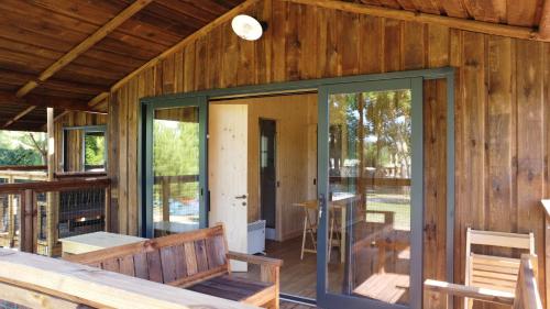 une chambre avec des portes coulissantes en verre sur une maison dans l'établissement Camping belle rivière, à Chaniers