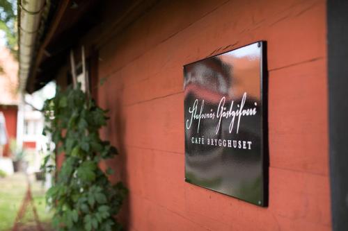 a sign on the side of a red building at Stufvenäs Gästgifveri in Söderåkra