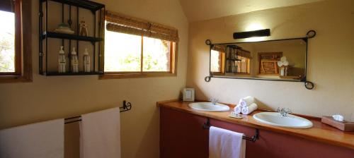 Een badkamer bij Elewana Tortilis Camp