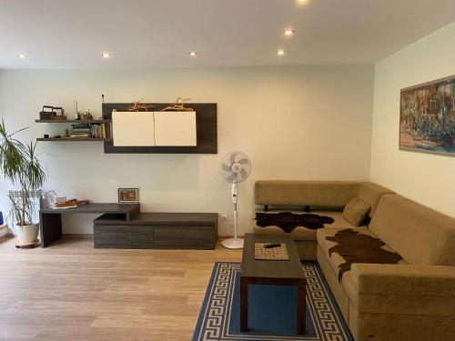 uma sala de estar com um sofá e uma mesa em Apartment Pusynas em Nida