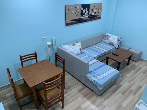 I&S Apartment 3 في دوريس: غرفة معيشة مع أريكة وطاولة