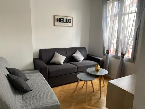 una sala de estar con un sofá y una mesa en Appartement familial, à Chessy, la ville de Disneyland Paris, en Chessy