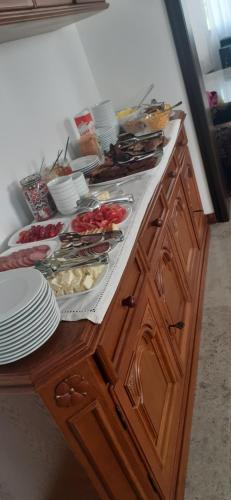 un bancone della cucina con piatti e cibo sopra di Natura Chalet a Gîlgău