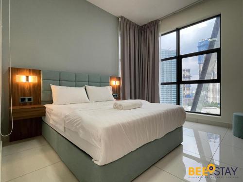 1 dormitorio con 1 cama grande y ventana grande en Arte Mont Kiara Studio by BeeStay en Kuala Lumpur