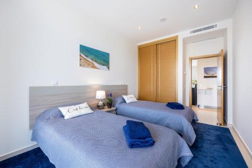 Giường trong phòng chung tại CoolHouses Algarve Lagos, 3 Bed modern Flat, outdoor, Indoor pools and SPA, Amor à Vida