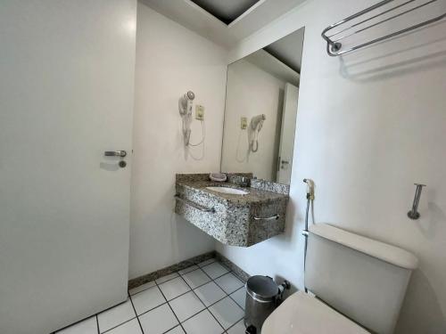 een badkamer met een wastafel en een toilet bij Thuis I Studio Espetacular na Praia do Canto in Vitória