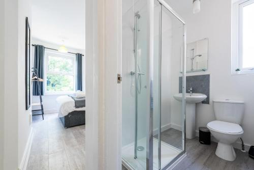 a bathroom with a shower and a toilet and a sink at Jasmine Villa B - Ideal for QMC & Uni - Free parking in Nottingham