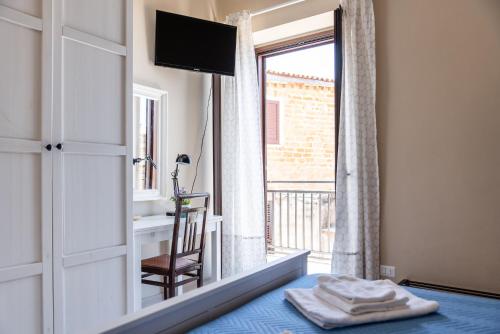 a room with a mirror and a bed and a window at B&B La veranda di Tatta in Agrigento
