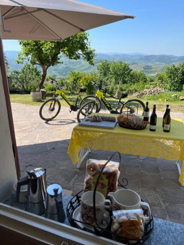 a kitchen with a stove with a table with two bikes at IL NIDO DELLA POIANA CASA VACANZE e B & B in Montalto Pavese