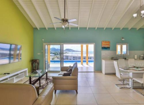 Una televisión o centro de entretenimiento en Charming 3-Bed Villa in Maho