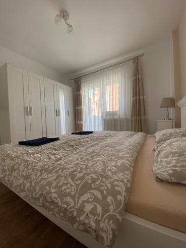 - une chambre avec un grand lit et une fenêtre dans l'établissement Rose Peony, à Cluj-Napoca