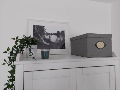 une table blanche avec une boîte en haut dans l'établissement Gemütliches, voll ausgestattetes Apartment, à Halle-sur-Saale