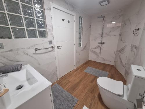 Kúpeľňa v ubytovaní 4 Bedroom Villa Private Pool Punta Prima