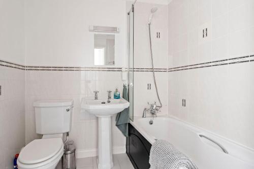 Et badeværelse på Quayside House by Staytor Accommodation