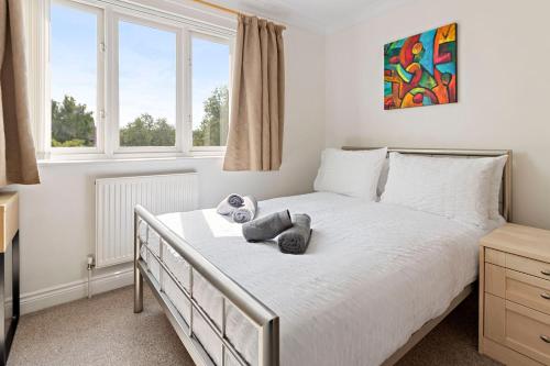 un dormitorio con una cama con dos animales de peluche en Quayside House by Staytor Accommodation en Exeter