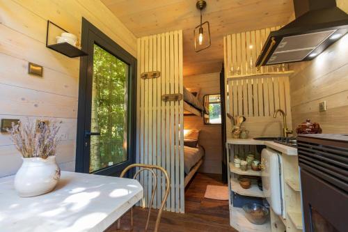 Kuchyň nebo kuchyňský kout v ubytování Cabane perchée La Résilience sur le plateau du Vercors