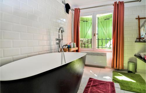 Ένα μπάνιο στο Amazing Home In Lafare With Kitchen