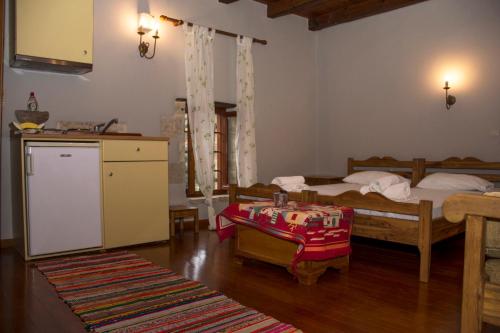 Кровать или кровати в номере STAMATOGIANNIS Traditional Apartments