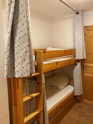 une chambre avec deux lits superposés dans l'établissement Grand Panorama T2 aux pieds des télécabines 