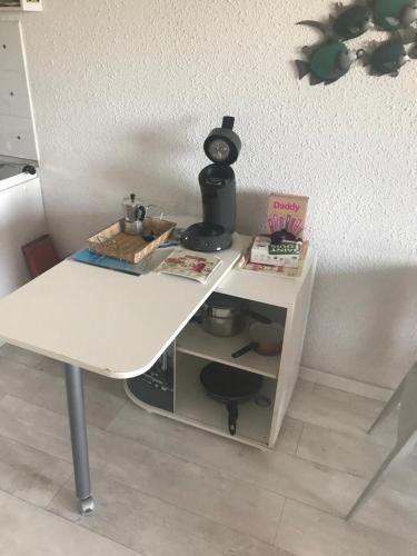d'une table blanche avec une cafetière. dans l'établissement Corsica studio Face à la mer Moriani plage, à San-Nicolao